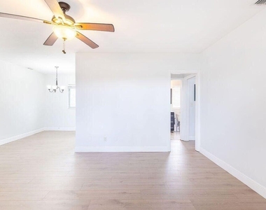 426 Ne 7th Avenue - Photo Thumbnail 3