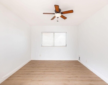 426 Ne 7th Avenue - Photo Thumbnail 12