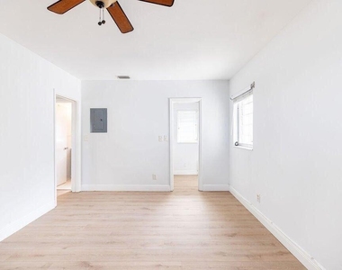 426 Ne 7th Avenue - Photo Thumbnail 11