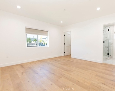 12340 Lull Street - Photo Thumbnail 17