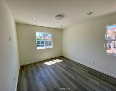 4924 Stewart Ave - Photo Thumbnail 11