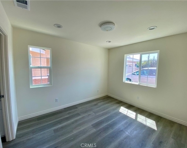 4924 Stewart Ave - Photo Thumbnail 6