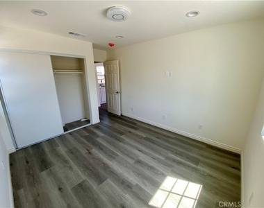 4924 Stewart Ave - Photo Thumbnail 7