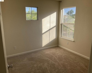 1360 Tiffany Drive - Photo Thumbnail 14