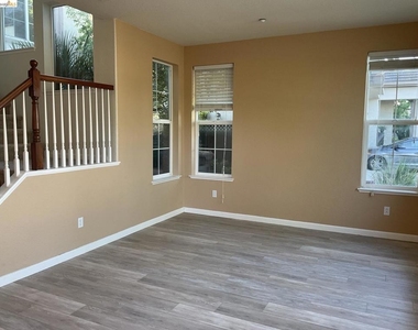 1360 Tiffany Drive - Photo Thumbnail 5
