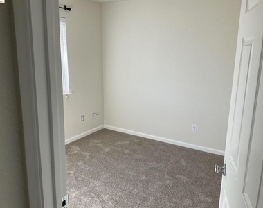 1360 Tiffany Drive - Photo Thumbnail 12
