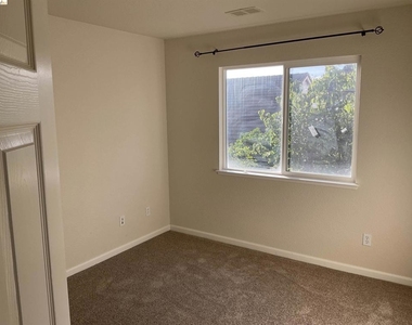 1360 Tiffany Drive - Photo Thumbnail 11