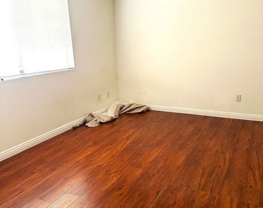 955 S Normandie Avenue - Photo Thumbnail 4