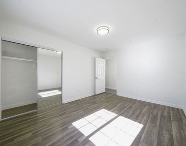 10952 Wilmington Avenue - Photo Thumbnail 9