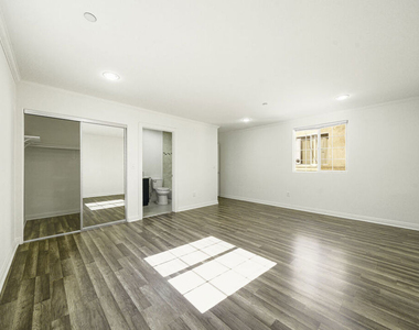 10952 Wilmington Avenue - Photo Thumbnail 12