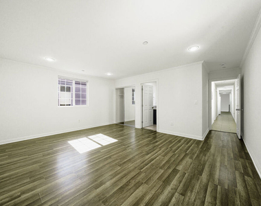 10952 Wilmington Avenue - Photo Thumbnail 11