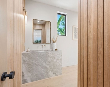 16643 Addison Street - Photo Thumbnail 6