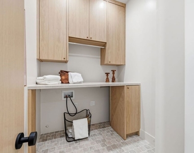 16643 Addison Street - Photo Thumbnail 21