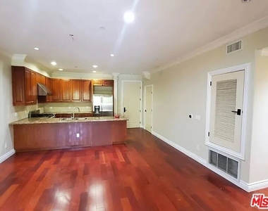 1135 S Shenandoah Street - Photo Thumbnail 2