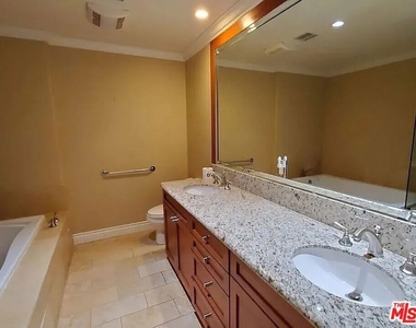 1135 S Shenandoah Street - Photo Thumbnail 9