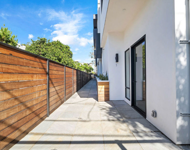 1123 N Formosa Avenue - Photo Thumbnail 9