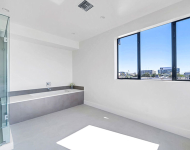 1123 N Formosa Avenue - Photo Thumbnail 22