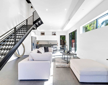 1123 N Formosa Avenue - Photo Thumbnail 3