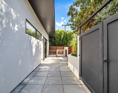 1123 N Formosa Avenue - Photo Thumbnail 8