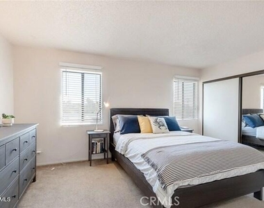 21040 Parthenia Street - Photo Thumbnail 12