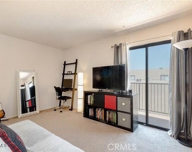 21040 Parthenia Street - Photo Thumbnail 16