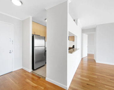 West 48th Street - Photo Thumbnail 4