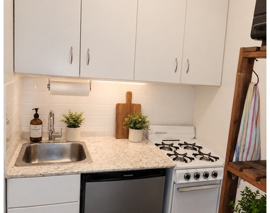135 E 54th St - Photo Thumbnail 4