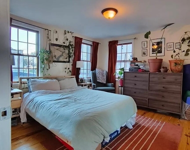 1009 Brown Street - Photo Thumbnail 4