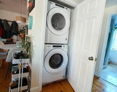 1009 Brown Street - Photo Thumbnail 11