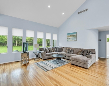 35 Bay Avenue W - Photo Thumbnail 6