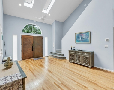 35 Bay Avenue W - Photo Thumbnail 4
