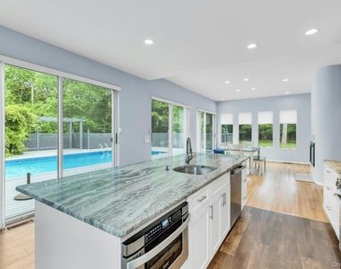 35 Bay Avenue W - Photo Thumbnail 12