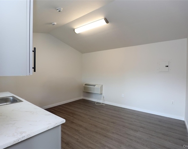 669 Broadway 9w - Photo Thumbnail 1