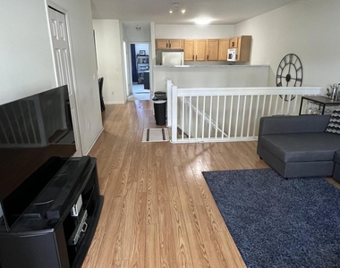 1021 Maiden Lane - Photo Thumbnail 3