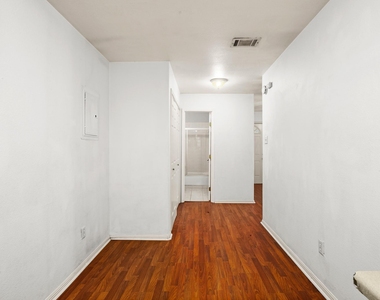 2610 E 3rd St - Photo Thumbnail 5