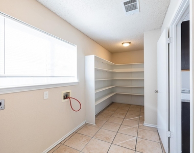 1240 Dexford Dr - Photo Thumbnail 11