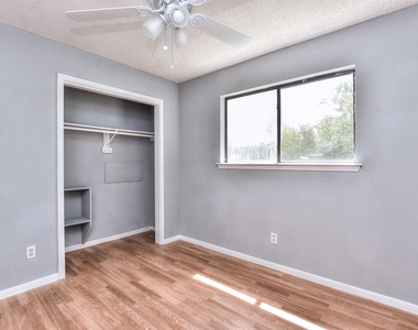 1202 Southwalk St - Photo Thumbnail 22