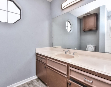 1202 Southwalk St - Photo Thumbnail 23