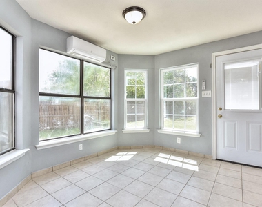1202 Southwalk St - Photo Thumbnail 9