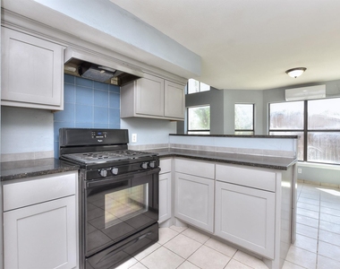 1202 Southwalk St - Photo Thumbnail 12