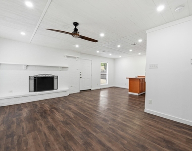 5104 Spruce Cv - Photo Thumbnail 7