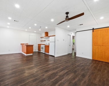 5104 Spruce Cv - Photo Thumbnail 6