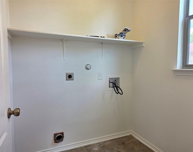 160 Mistletoe Ln - Photo Thumbnail 9