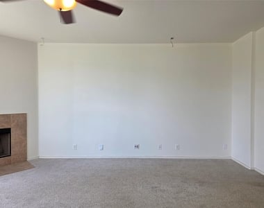 160 Mistletoe Ln - Photo Thumbnail 4