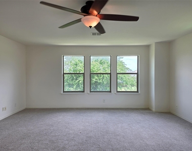 160 Mistletoe Ln - Photo Thumbnail 12