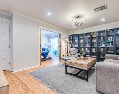 500 E Riverside Dr - Photo Thumbnail 11