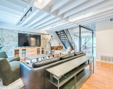 500 E Riverside Dr - Photo Thumbnail 2