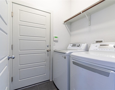 1410 Casa Dr - Photo Thumbnail 7