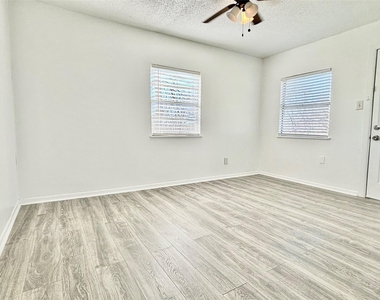 2906 E 12th St - Photo Thumbnail 5