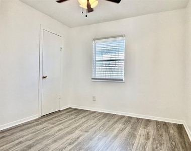 2906 E 12th St - Photo Thumbnail 6
